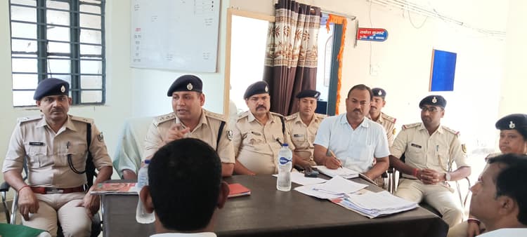 मंदिर परिसर में बैच लगे 21 वॉलंटियरों को तैनात रखें