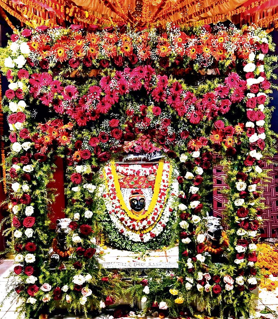 Gopalganj News : मां सिंहासनी के दर्शन के लिए उमड़ा भक्तों का सैलाब, भक्तों के जयकारों से गूंज रहा मंदिर परिसर