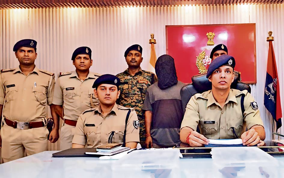 Gopalganj News : जमीन विवाद में हत्या करने पहुंचा कुख्यात मनोरंजन उर्फ गड़ासी हुआ गिरफ्तार, कई हथियार हुए बरामद