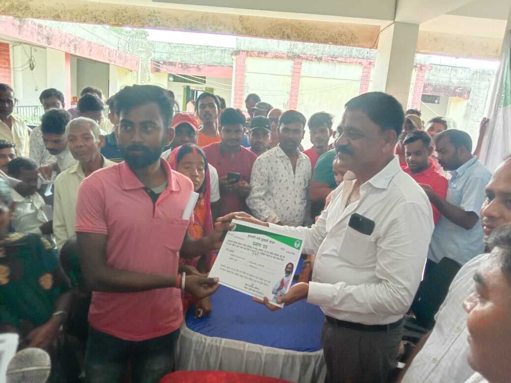 Giridih News:उपभोक्ताओं को मिला सीएम उर्जा खुशहाली योजना का प्रमाणपत्र