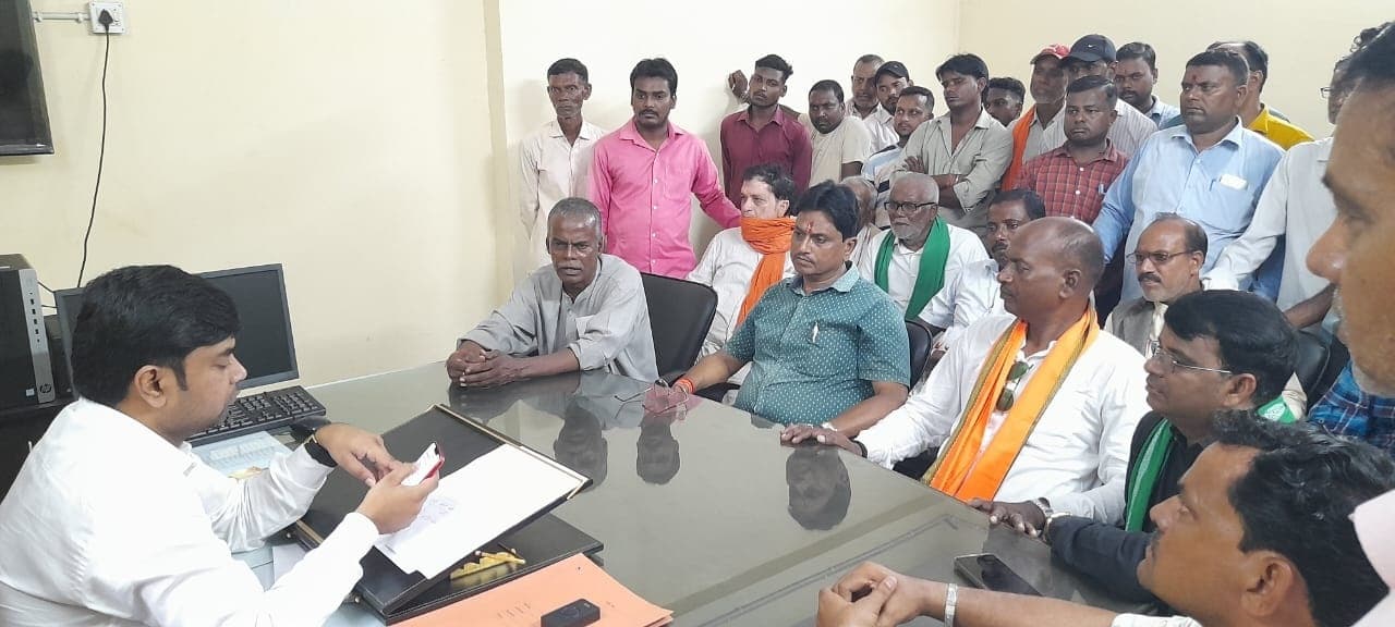 BOKARO NEWS : बैठक में नहीं पहुंचे अधिकारी, ग्रामीणों में रोष