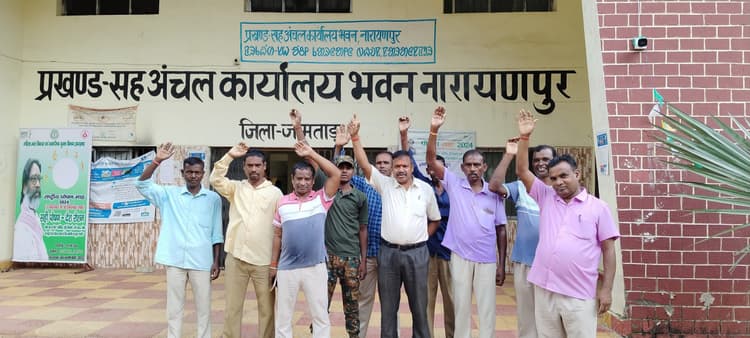 चौकीदारों ने वेतन नहीं मिलने पर किया प्रदर्शन