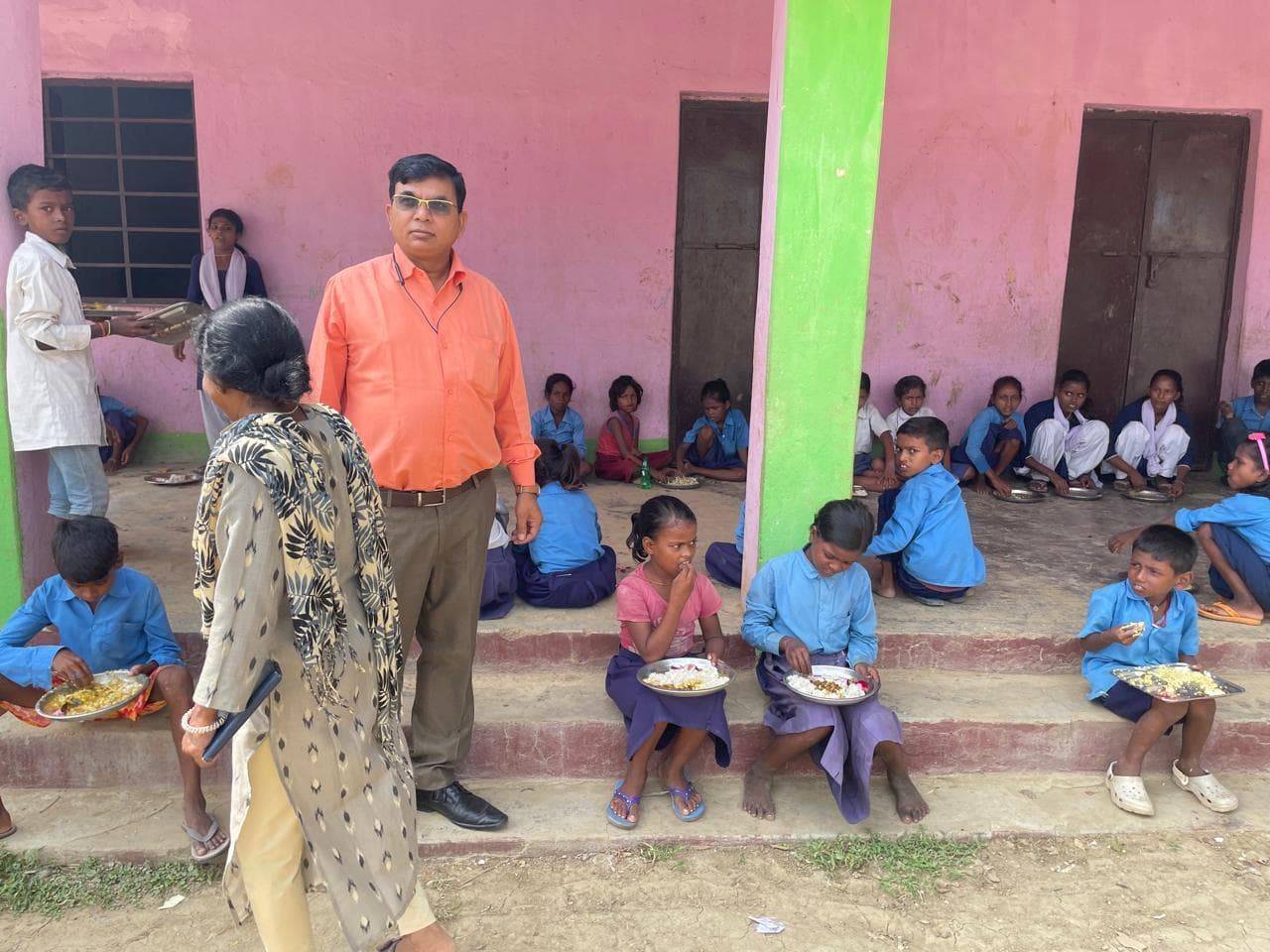 बीडीओ ने मध्याह्न भोजन की जांच की, मिली अनियमितता