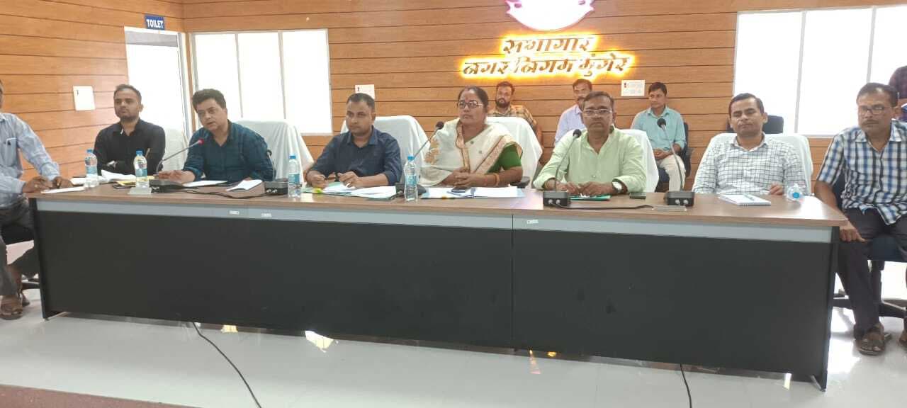 निगम बोर्ड की बैठक : पार्षदों ने खराब व जर्जर सड़क, स्ट्रीट लाइट व जलापूर्ति कनेक्शन का उठाया मुद्दा