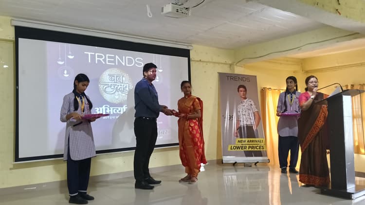 नव उत्सव में छात्र-छात्राओं ने गीत-संगीत से मचाया धमाल