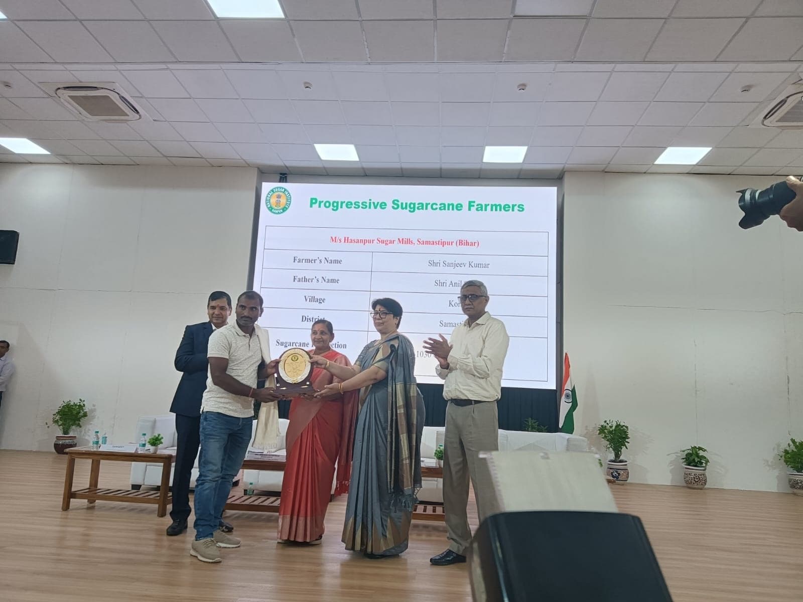 Sugarcane Cultivation: गन्ने की बेहतर खेती करने को लेकर कोरई के दो किसान सम्मानित