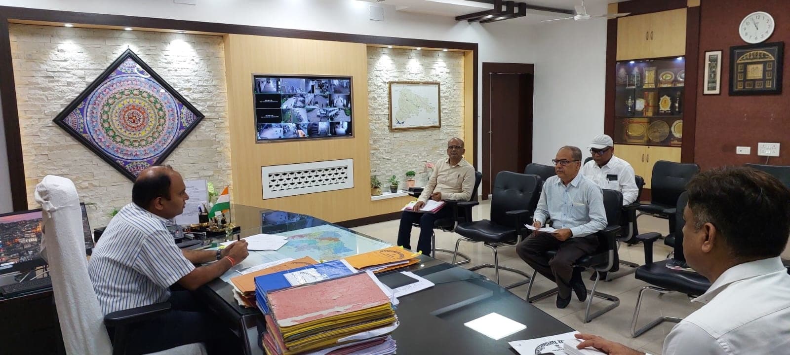 Negligence will not be tolerated: बैठक के निर्देश के अनुपालन में कोताही बर्दाश्त नहीं: डीएम