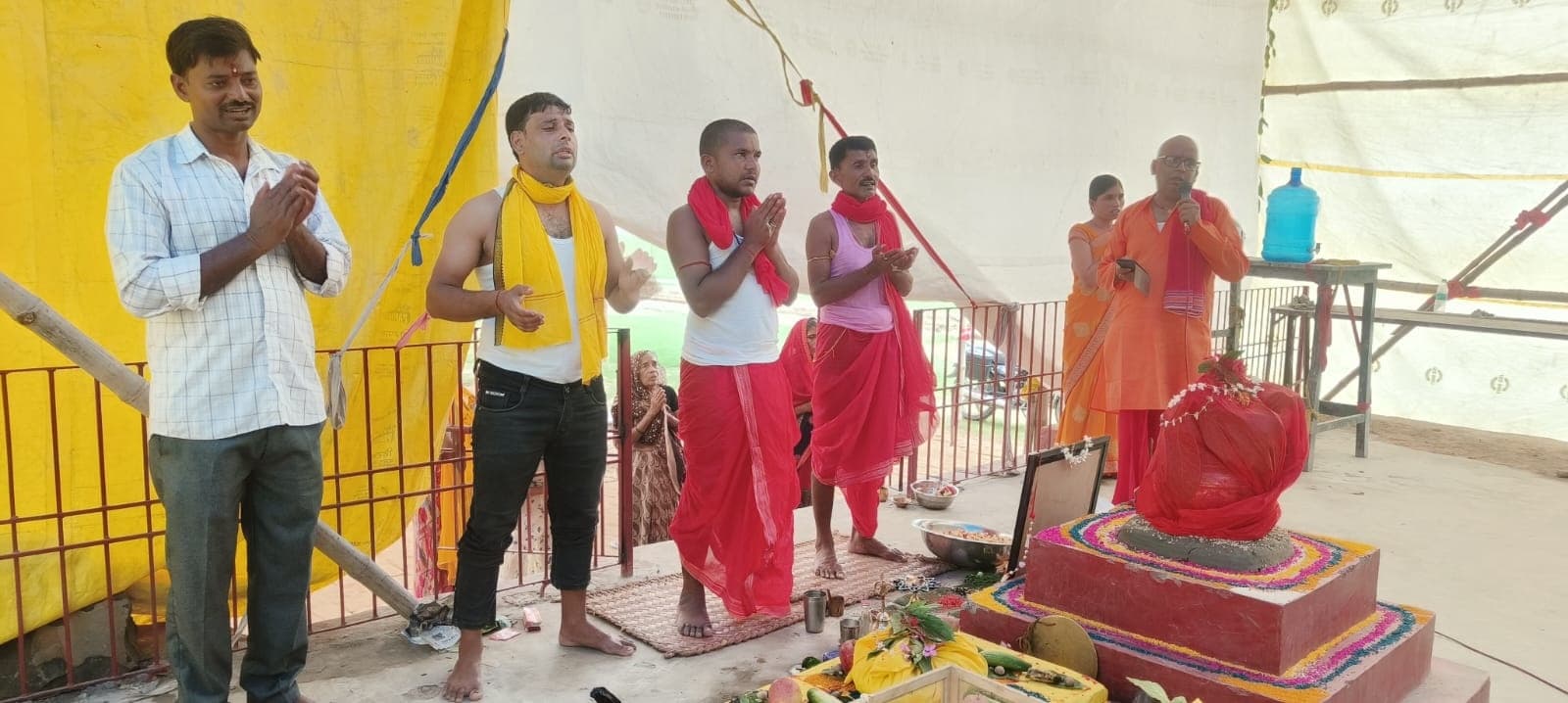 Worship of Brahmacharini: दूसरे दिन मां ब्रह्मचारिणी की उपासना में लीन रहे श्रद्धालु