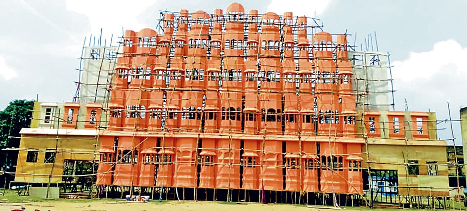 राजस्थान के हवा महल की तर्ज पर बना पूजा पंडाल