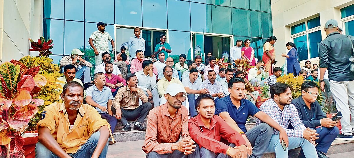 Ranchi news : नगर निगम कर्मियों की हड़ताल शुरू, जन्म-मृत्यु प्रमाण पत्र का आवेदन व होल्डिंग टैक्स जमा नहीं हो पाया