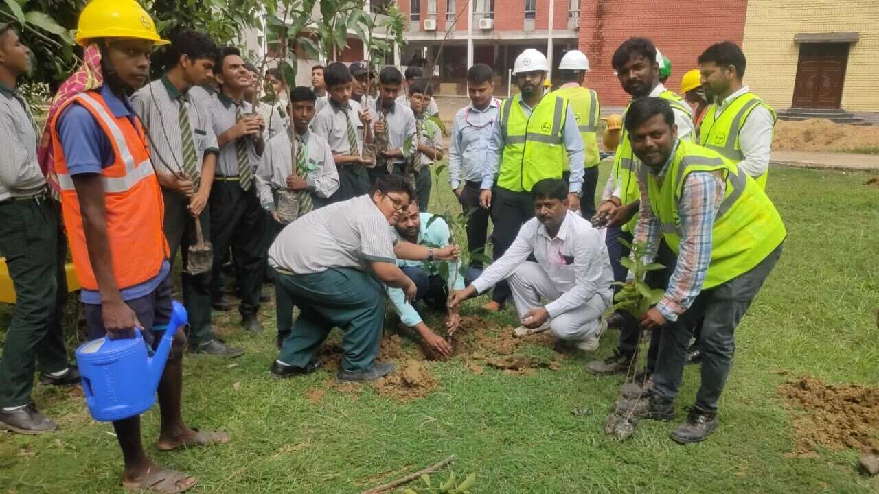 एल एंड टी कंपनी ने डीपीएस परिसर में किया पौधरोपण