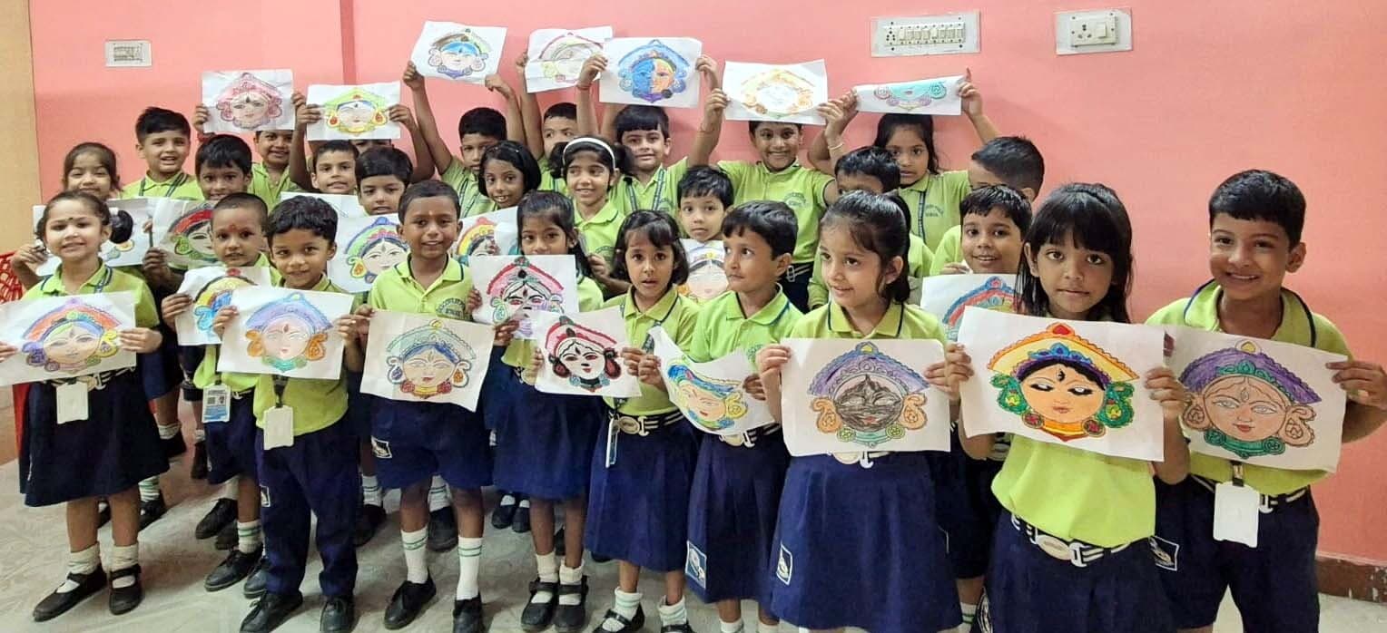 डिस्कवरी पब्लिक स्कूल के बच्चों ने उकेरी मां दुर्गा की तस्वीर