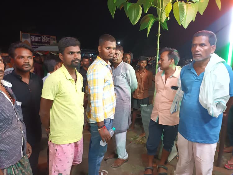 बाइक की डिक्की तोड़ उच्चकों ने उड़ाये एक लाख रुपये