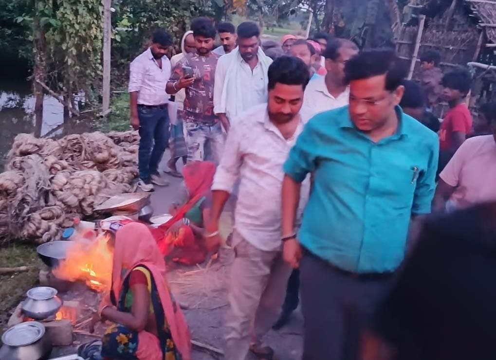 जियनगंज पंचायत के वार्ड एक में बाढ़ का कहर, एसडीओ ने लिया जायजा