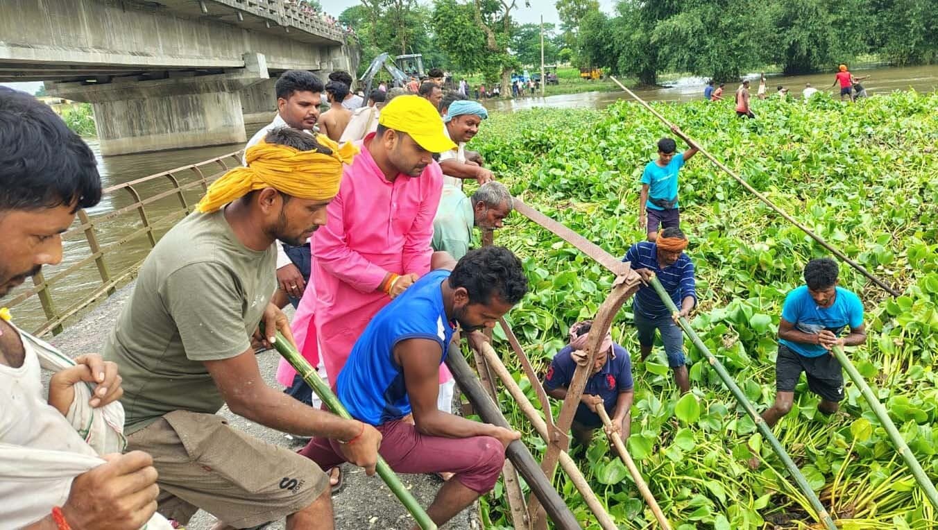 लिबरी नदी में जलकुंभी से निचले इलाकों में फैला पानी, त्राहिमाम के बाद हरकत में आया प्रशासन