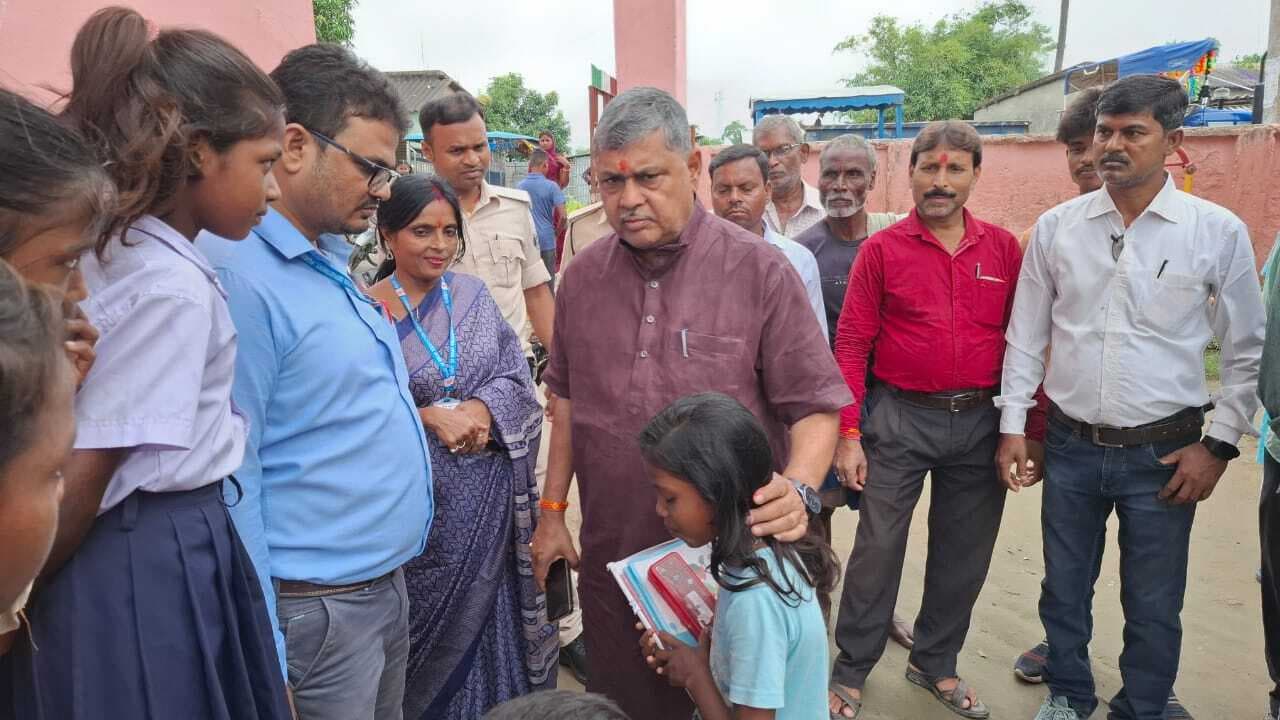 विधायक विजय खेमका ने स्कूल का किया निरीक्षण