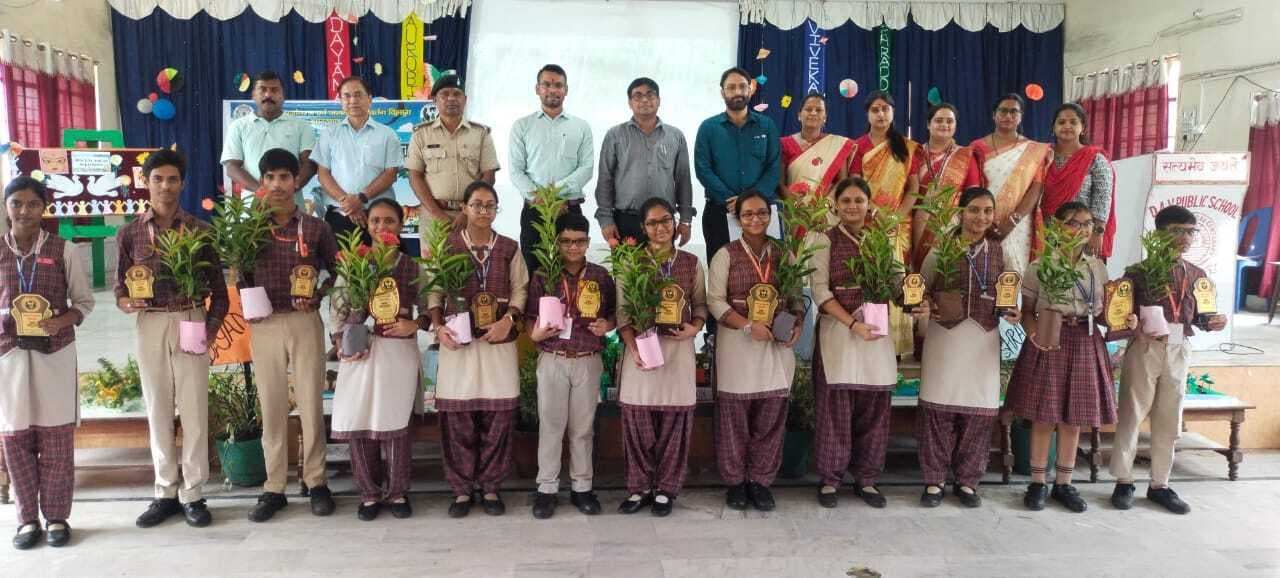 निबंध में आहोना व क्विज में तृषा को मिला प्रथम स्थान