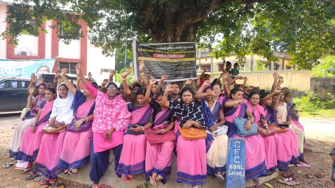 सेविका-सहायिकाओं का अनिश्चितकालीन हड़ताल शुरू
