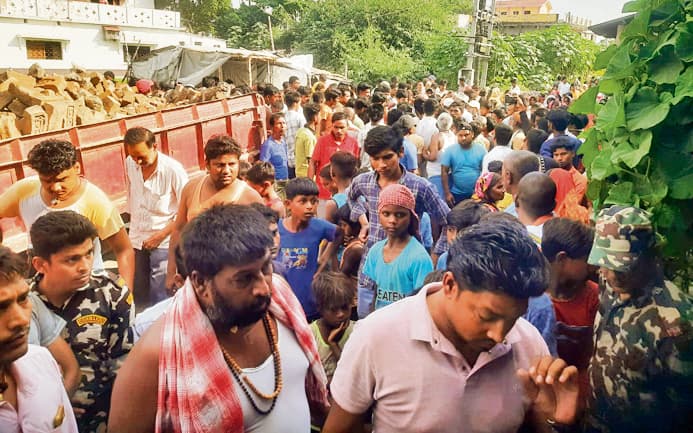 hajipur news. अनियंत्रित ट्रैक्टर के धक्के से छात्रा की मौत, विरोध में दो घंटे सड़क जाम