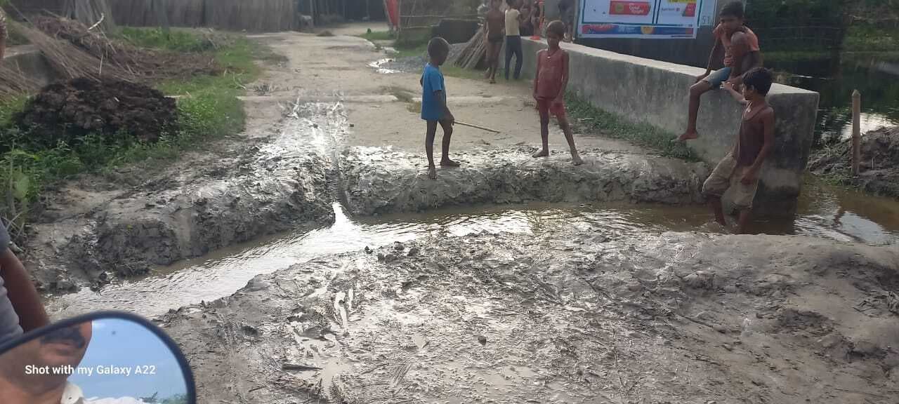 बाढ़ के बाद गांवों में दिख रहा तबाही का मंजर