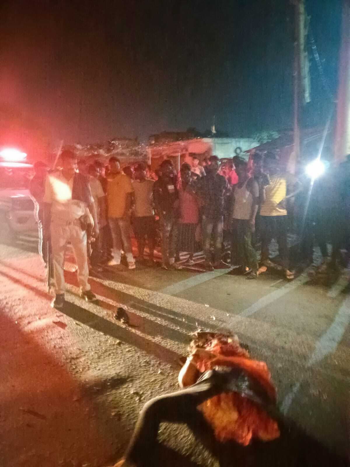 बाइक से असंतुलित होकर सड़क पर गिरी महिला को ट्रक ने कुचला, मौत