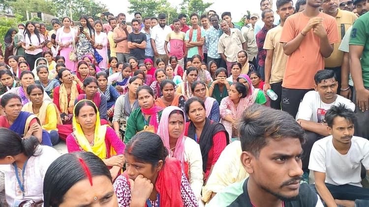 मजदूरों ने फैक्ट्री से निकाले जाने पर किया प्रदर्शन