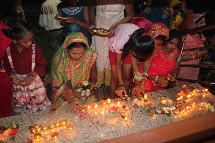 ग्रामीण क्षेत्रों में दुर्गा पूजा की धूम, मंदिरों में श्रद्धालुओं की उमड़ी भीड़