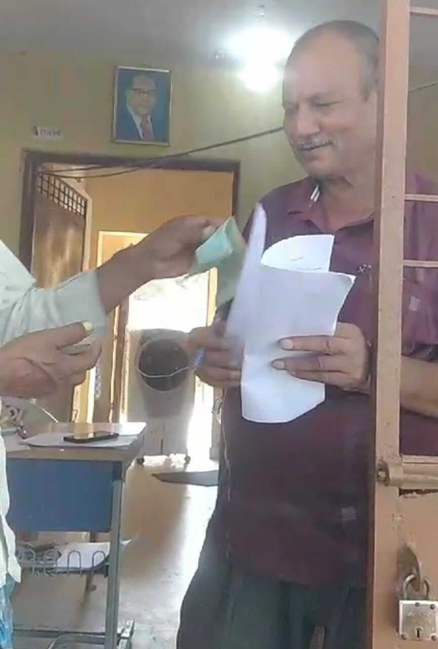 ठकराहा के राजस्व कर्मचारी जगई राम का घूस लेते वीडियो तेजी से हो रहा वायरल