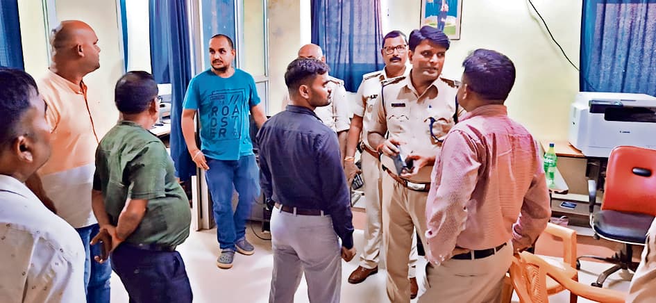 Chapra News : कनीय व वरीय चिकित्सकों में नोकझोंक के बाद हुई मारपीट