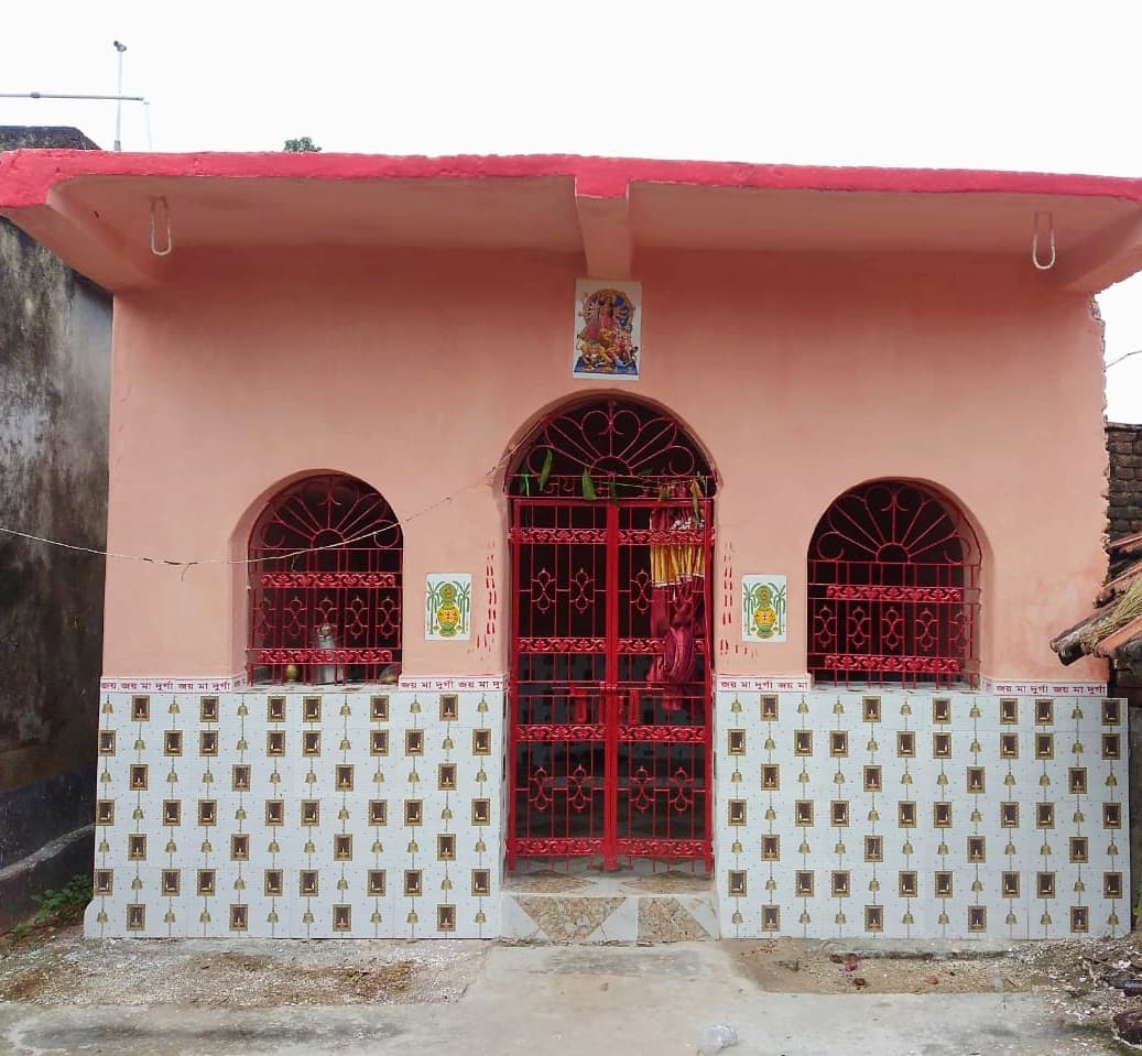 हरिराखा गांव के दुर्गा मंदिर में वेदी पर होती है माता की शृंगार पूजा