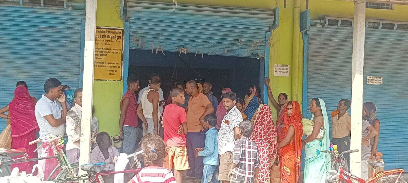 पीडीएस का घटिया राशन देख भड़के उपभोक्ताओं ने किया हंगामा