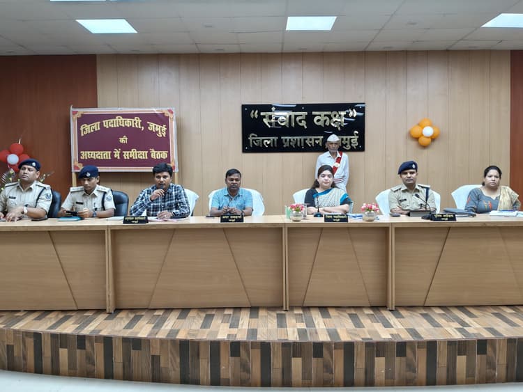 दुर्गा पूजा के दौरान सभी स्थानों पर पुलिस की रहेगी तैनाती: डीएम