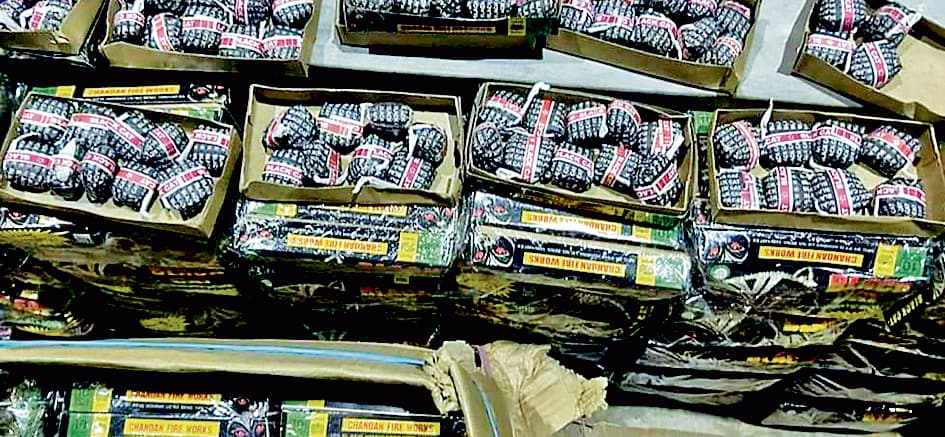 किराना दुकान में प्रतिबंधित पटाखे, व्यापारी गिरफ्तार
