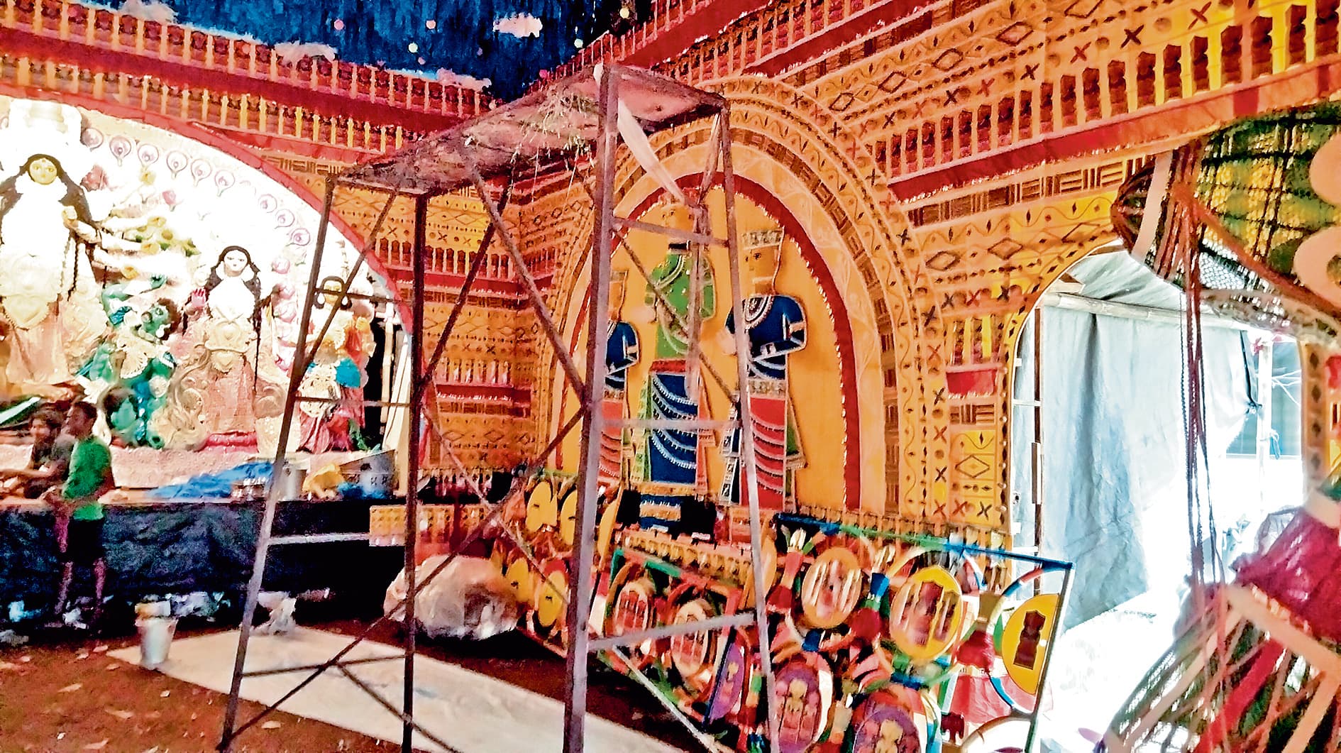 कठपुतली के थीम पर बन रहा मां दुर्गा का पंडाल