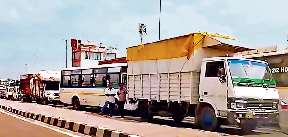 hajipur news. हाजीपुर-पटना मार्ग पर घंटों जाम में रेंगती रहीं गाड़ियां