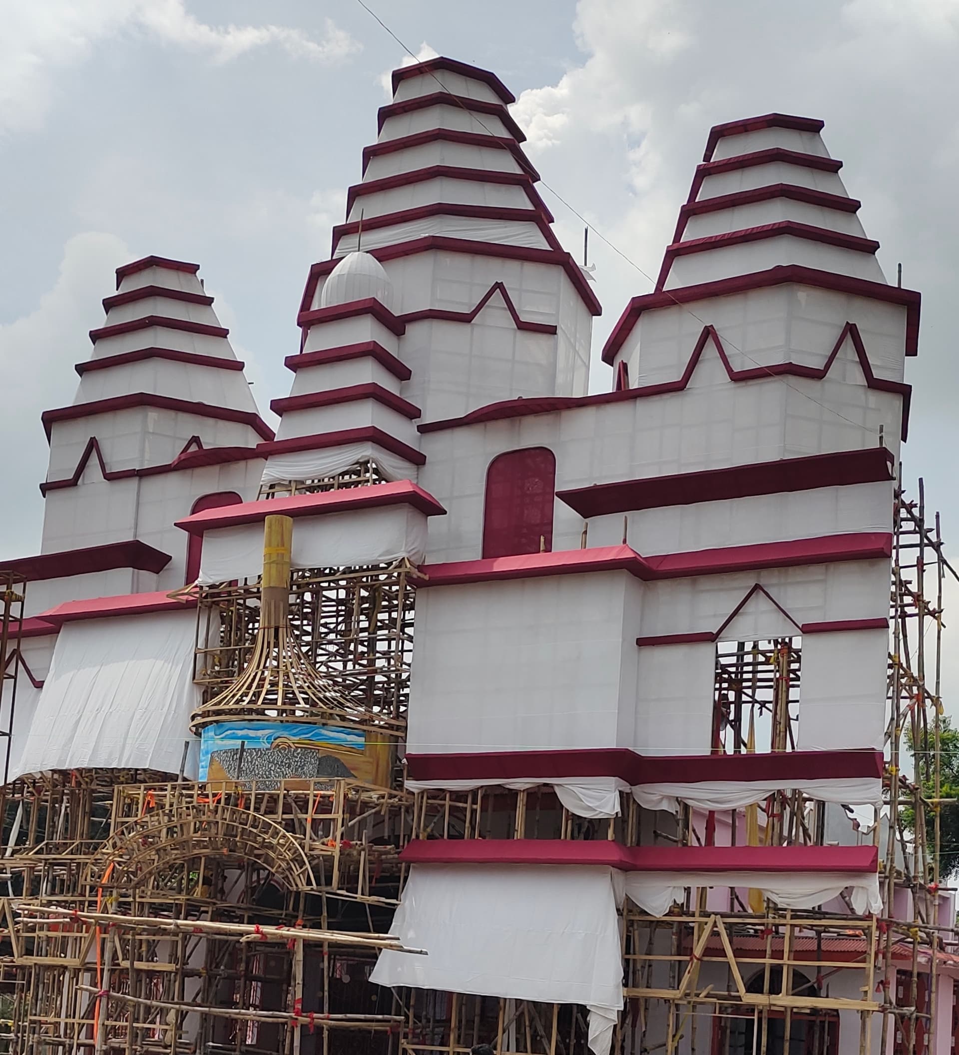 Giridih News:बनियाडीह में बन रहा 71 फीट ऊंचा पूजा पंडाल