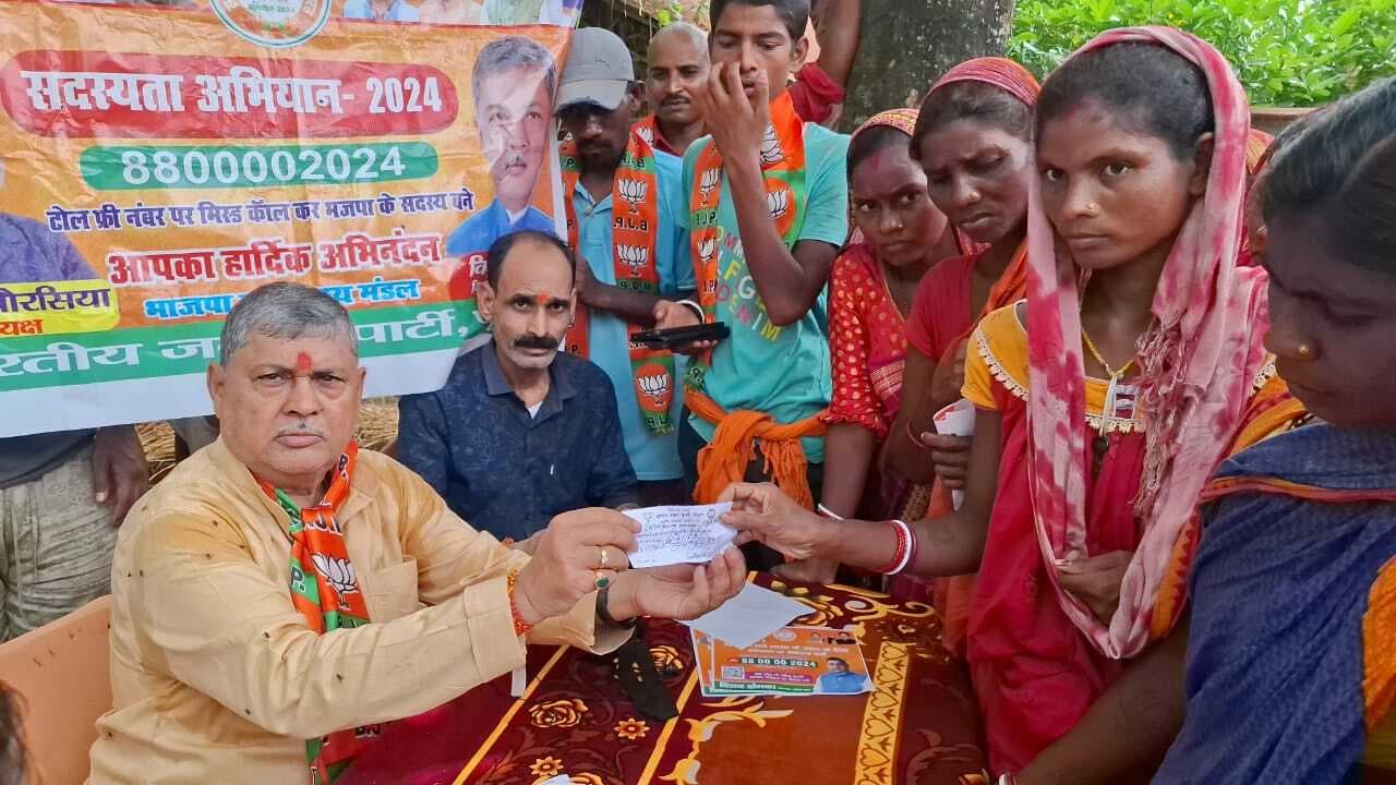 चौपाल लगाकर विधायक ने सुनीं जनता की समस्यायें