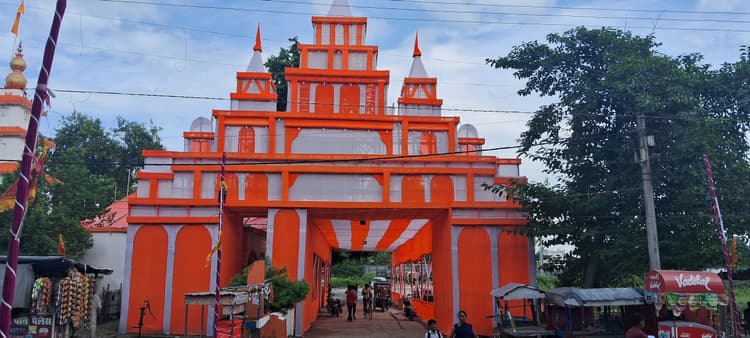 चौथे दिन श्रद्धालुओं ने की मां कुष्मांडा की पूजा अर्चना