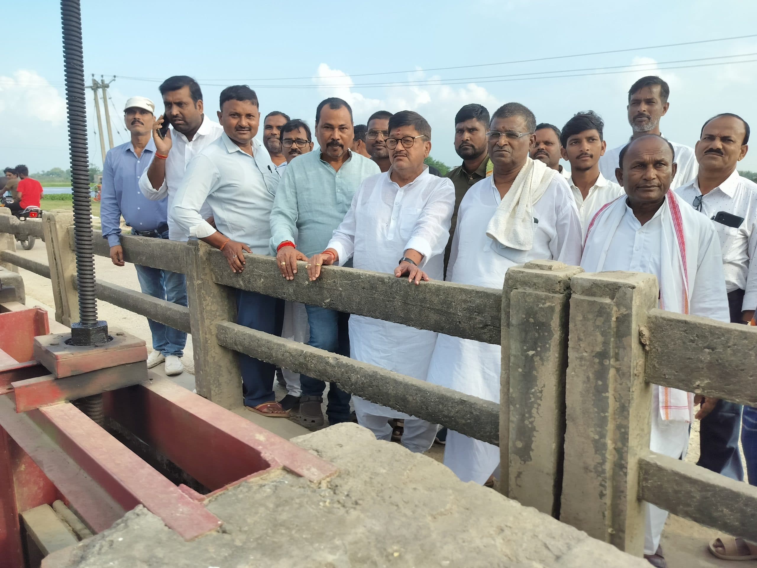 पूर्व विधायक ने स्लुईस गेट का जलकुंभी साफ करने के लिए दी राशि