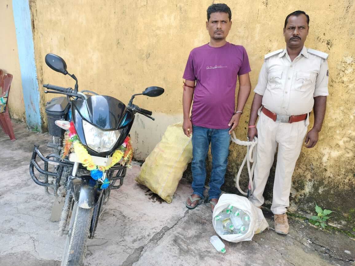 195 बोतल शराब के साथ तस्कर गिरफ्तार