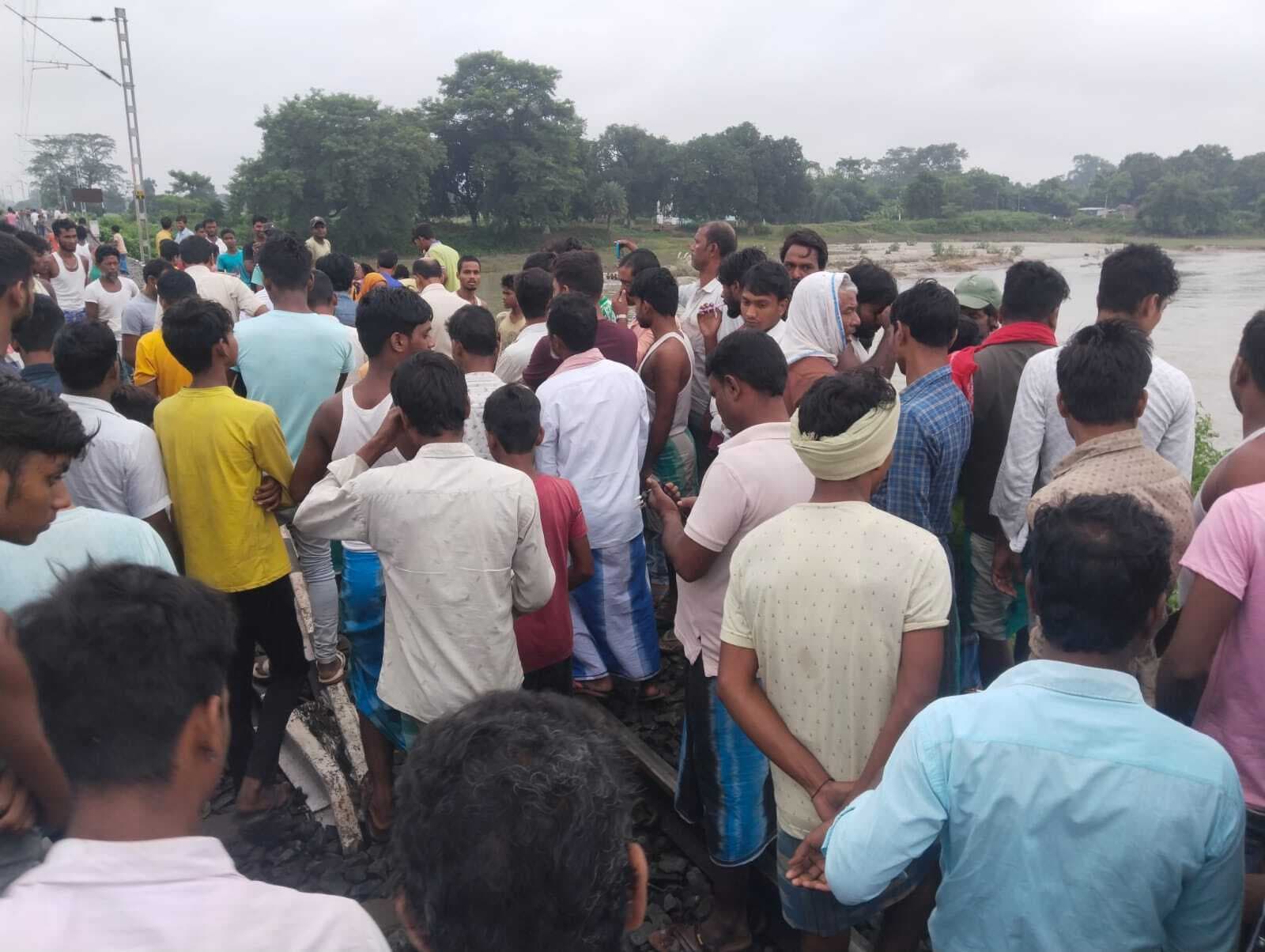 मदारघाट रेलवे पुल पर ट्रेन से कटकर व्यक्ति की मौत