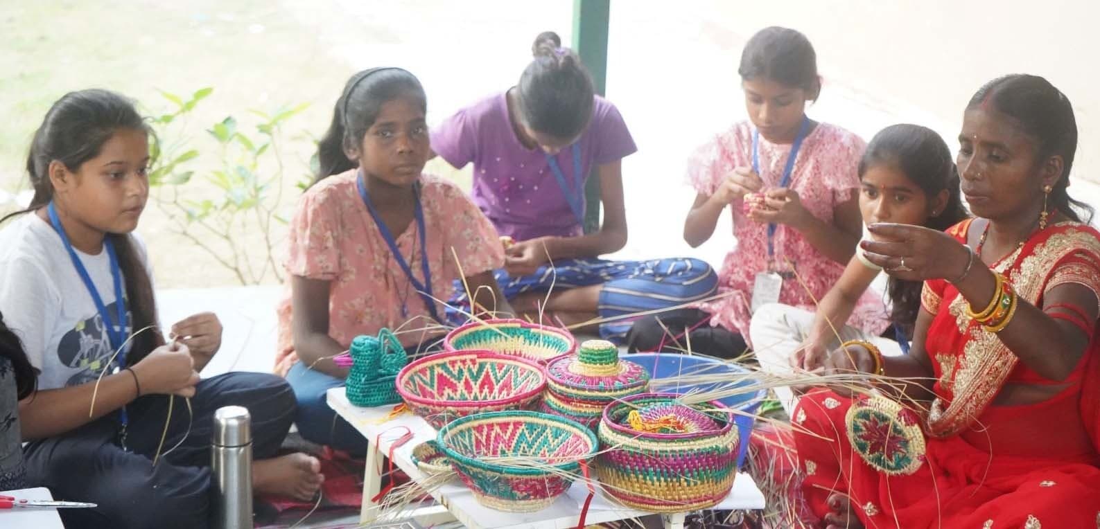 विलुप्त हो रही सिक्की आर्ट से रूबरू हुए किलकारी के बच्चे