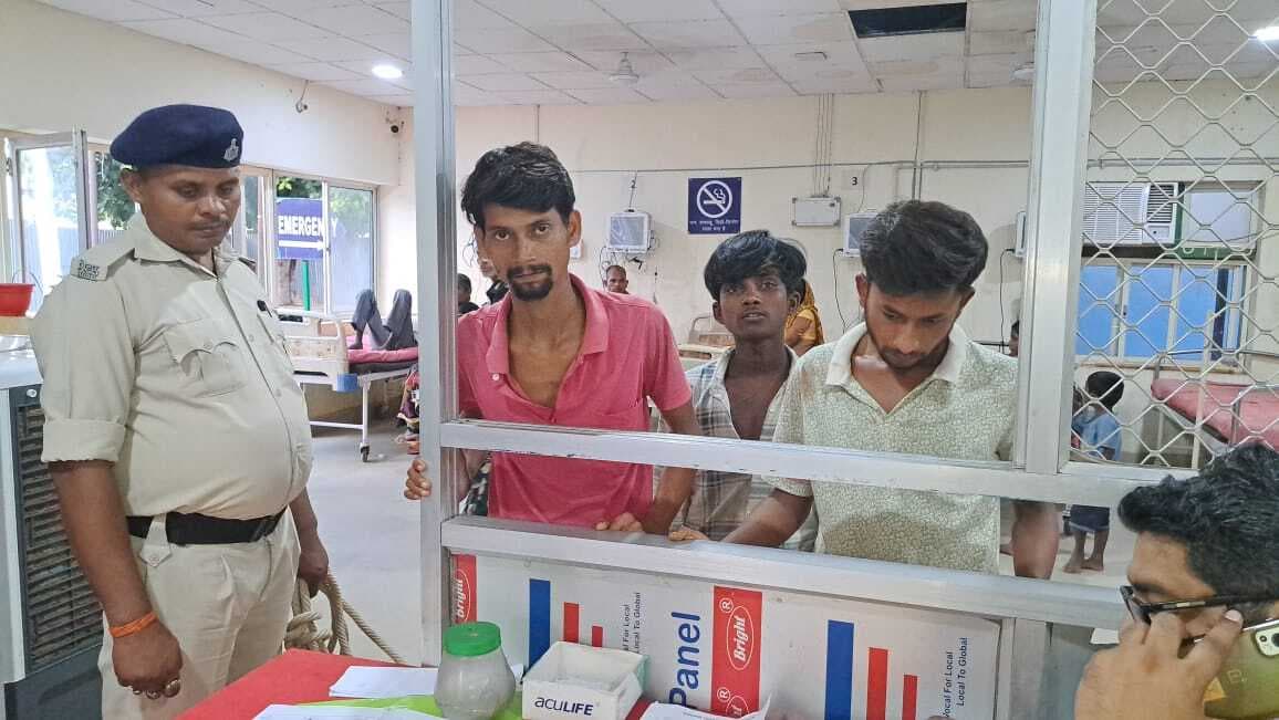 वादी से पूछताछ करने गयी पुलिस ने घर से तीन चोर को पकड़ा