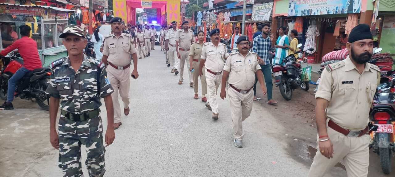 दुर्गापूजा को लेकर फुलकाहा में किया फ्लैगमार्च