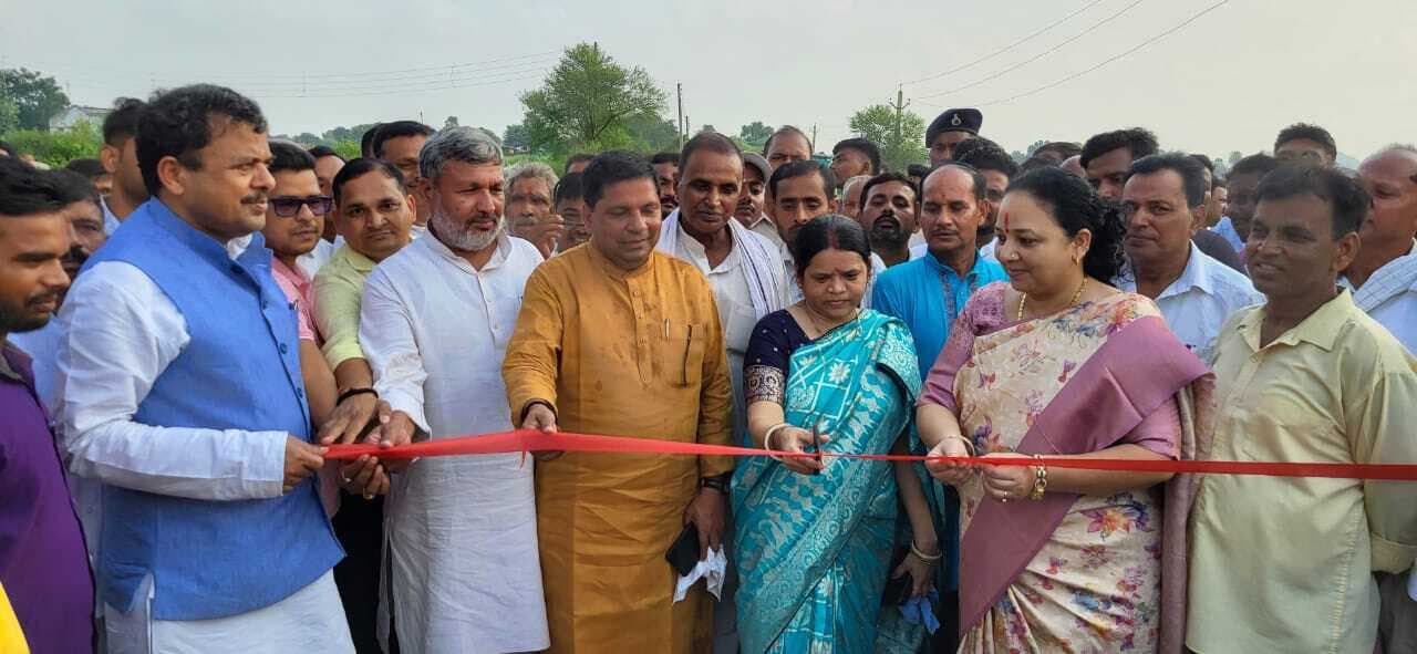 पंचायत प्रवेश द्वार का सांसद, विधायक व मुखिया ने फीता काटकर किया उद्घाटन