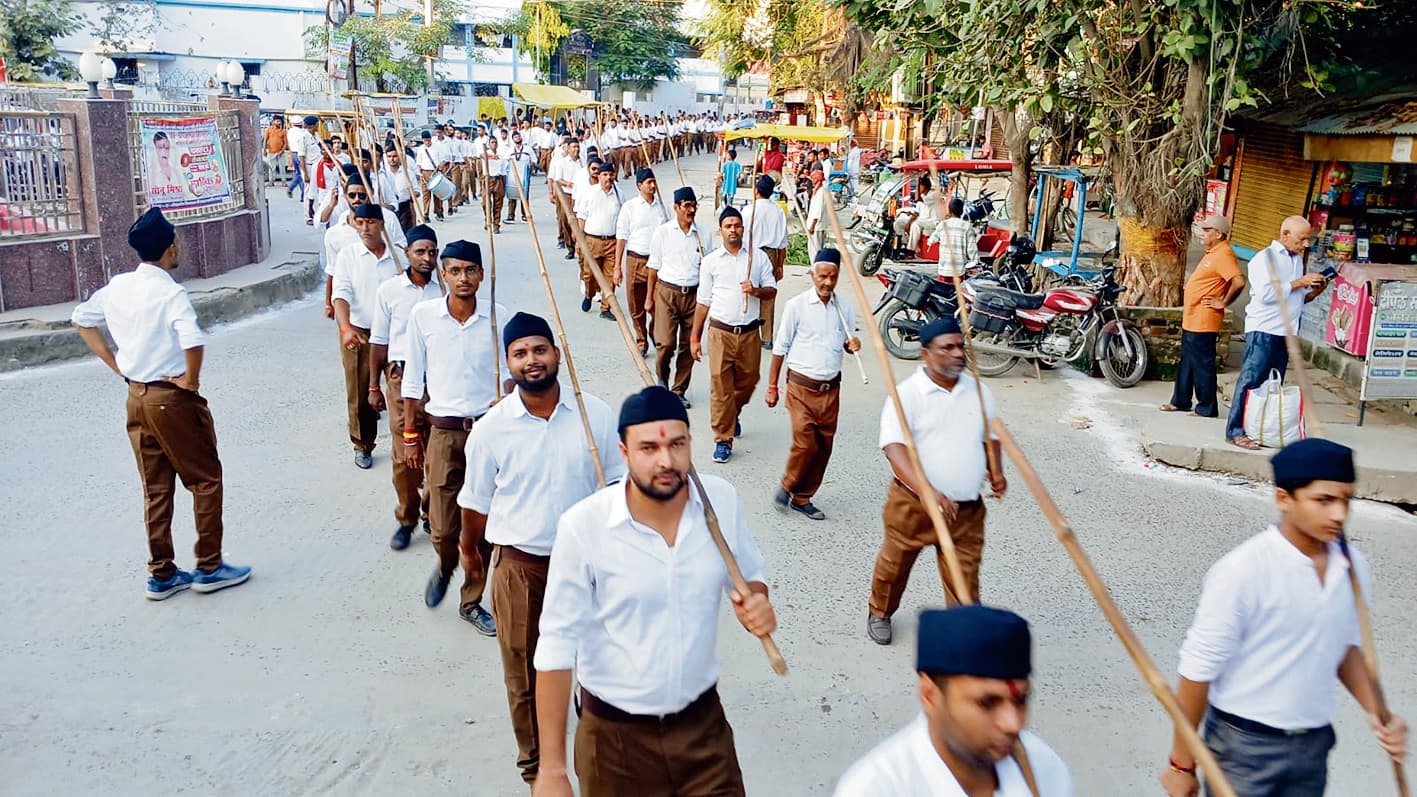 Gopalganj News : स्वयंसेवकों ने निकाला भव्य पथ संचलन, वंदे मातरम् के नारों से गूंज उठा शहर