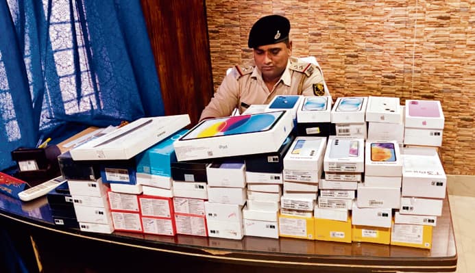 Gopalganj News : कुचायकोट में मोबाइल दुकानदार ने खुद रची चोरी की पृष्ठभूमि, पुलिस ने हिरासत में लिया