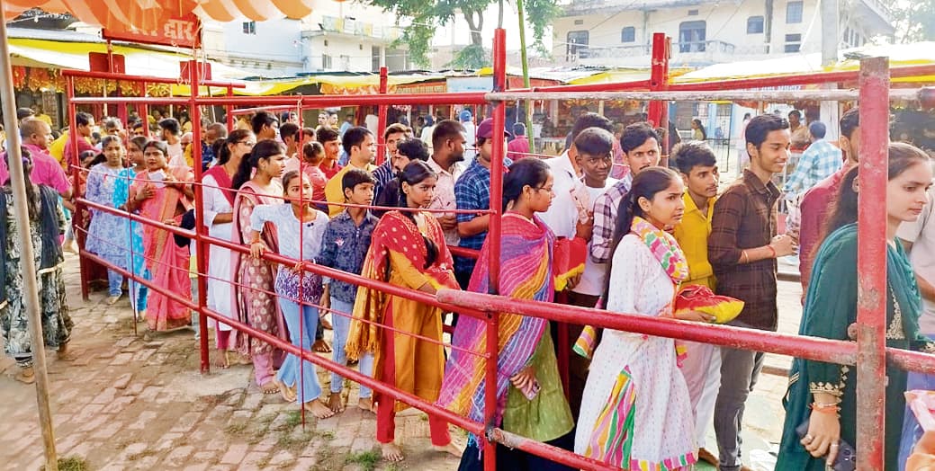 Gopalganj News : मां सिंहासनी को नारियल, चुनरी चढ़ा कर मांगी सुख-समृद्धि, जयघोष से गूंज रहा मंदिर परिसर