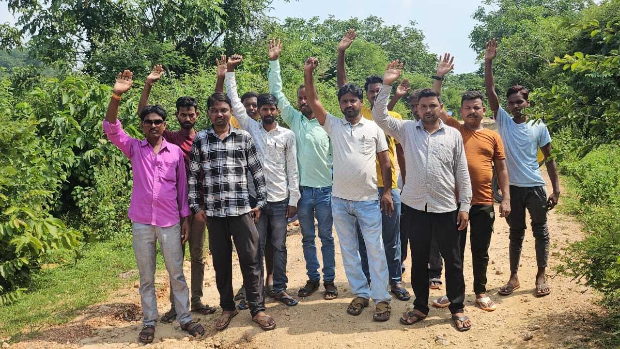 जर्जर सड़क पर पैदल चलना भी मुश्किल