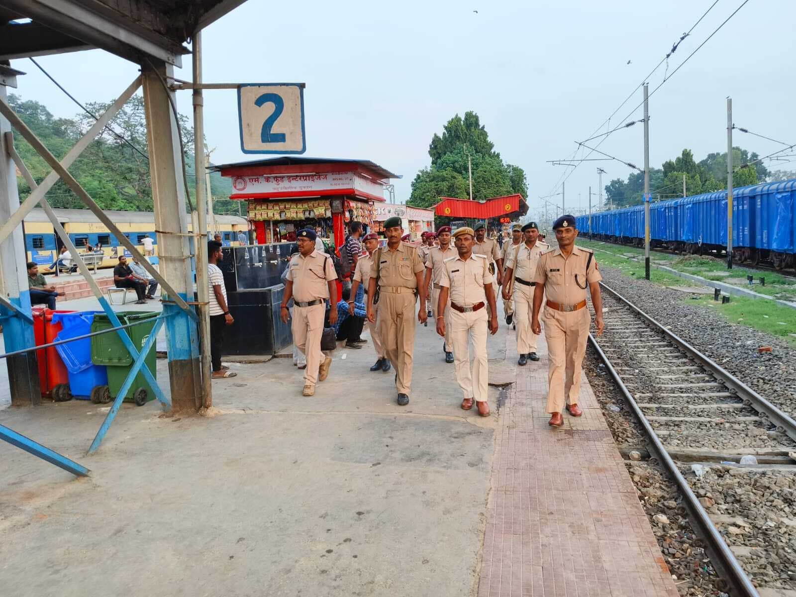 ट्रेनों में सफर के दौरान यात्री रहें सतर्क